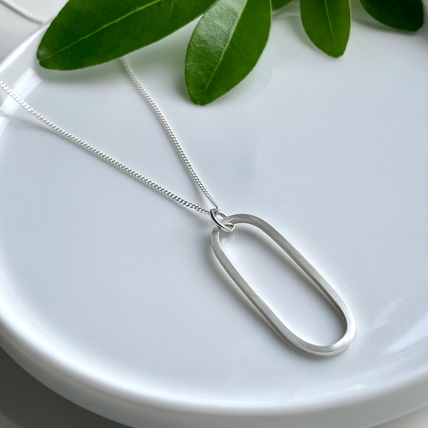 OVAL PENDANT NECKLACE - Genevieve Broughton