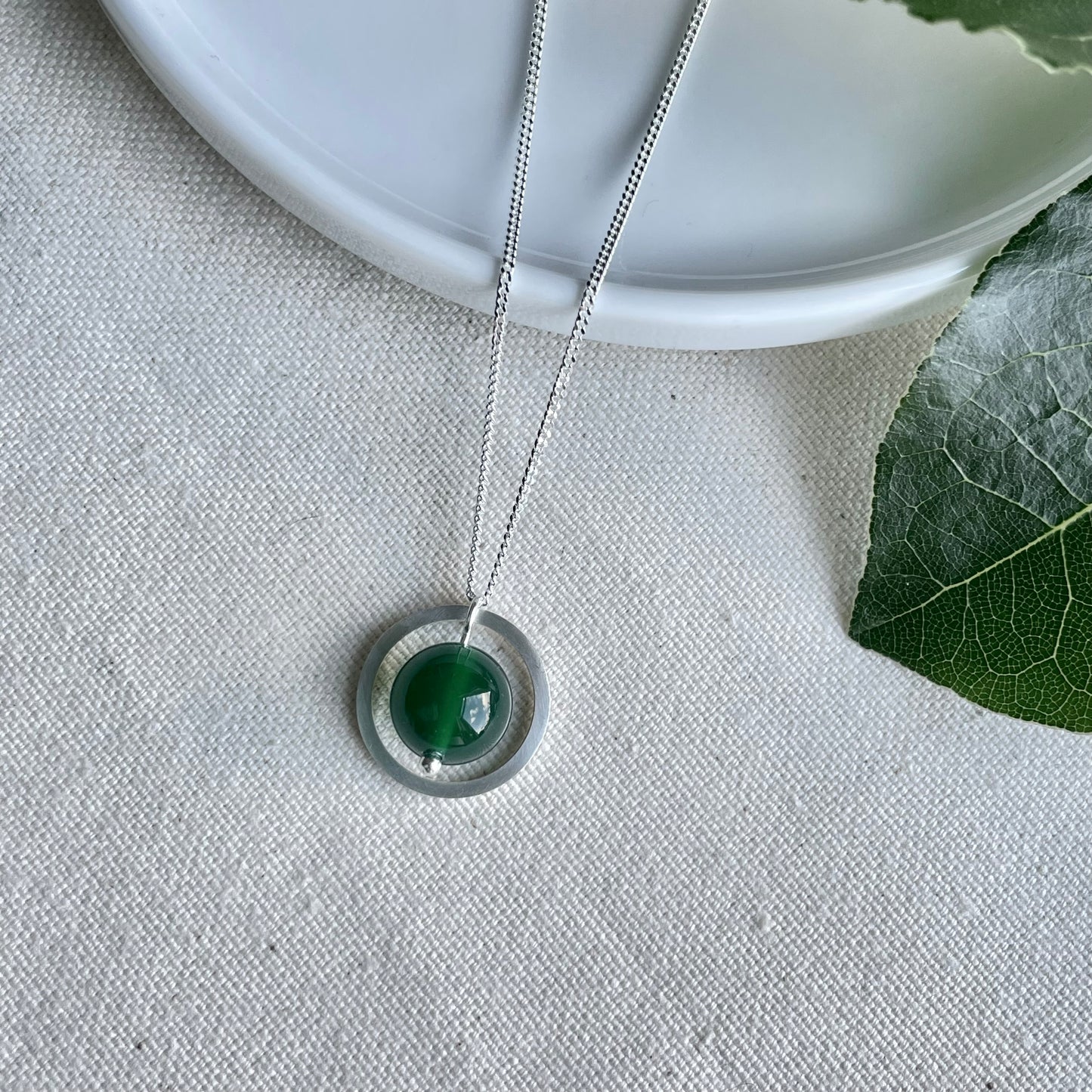 SILVER CIRCLE GREEN AGATE NECKLACE