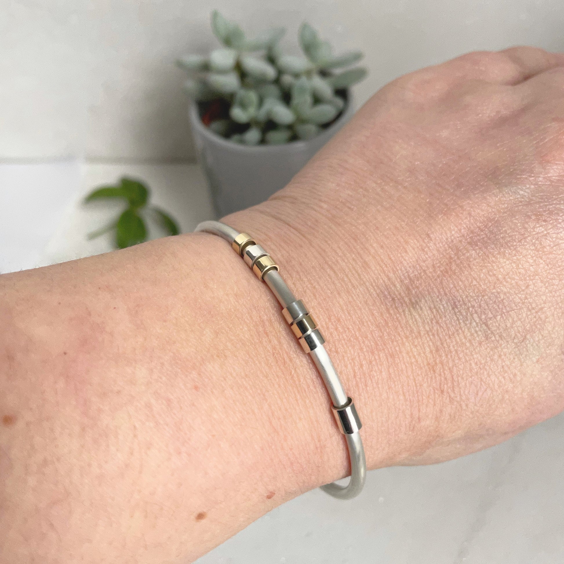 SILVER MOVING PIECES BANGLE WITH GOLD - Genevieve Broughton
