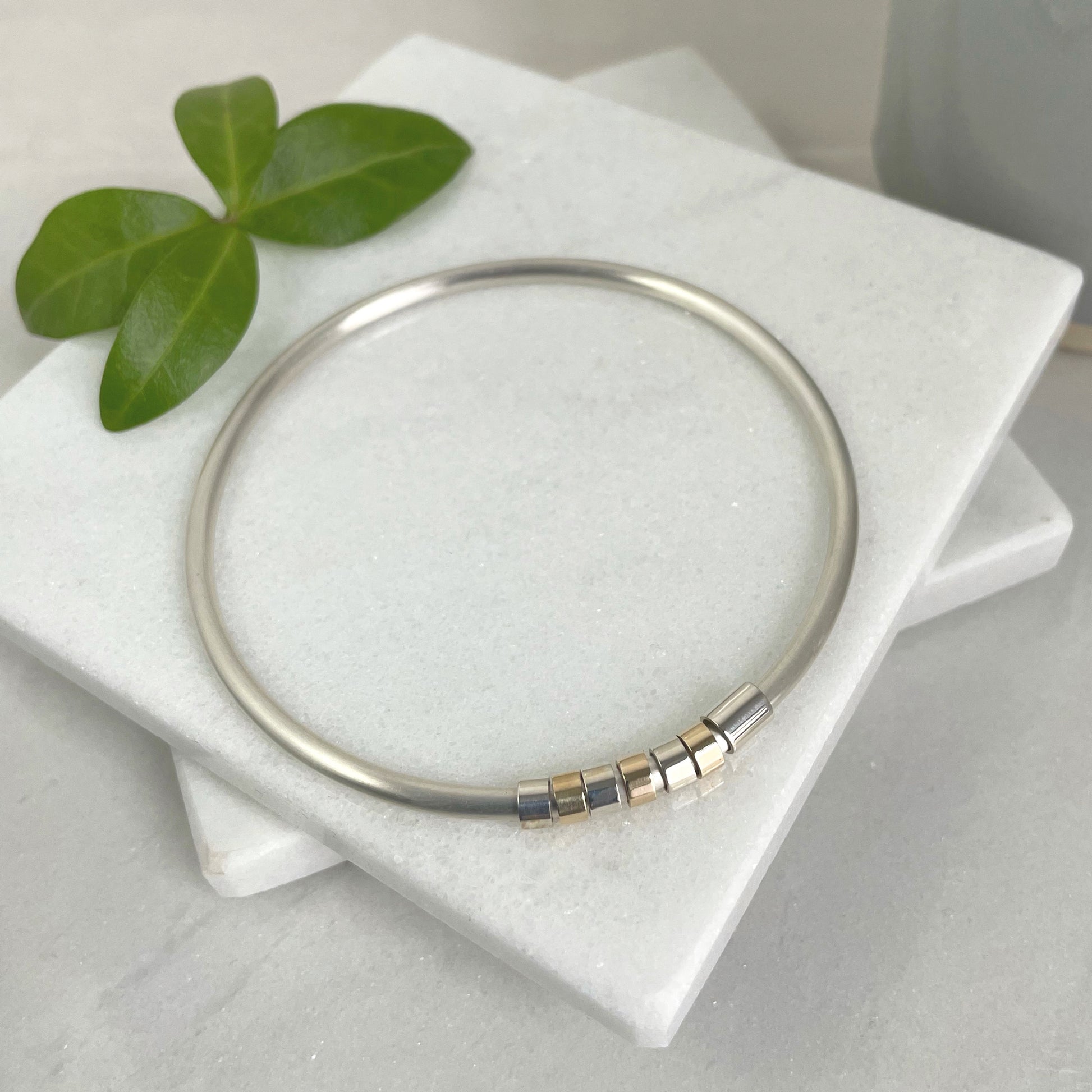 SILVER MOVING PIECES BANGLE WITH GOLD - Genevieve Broughton