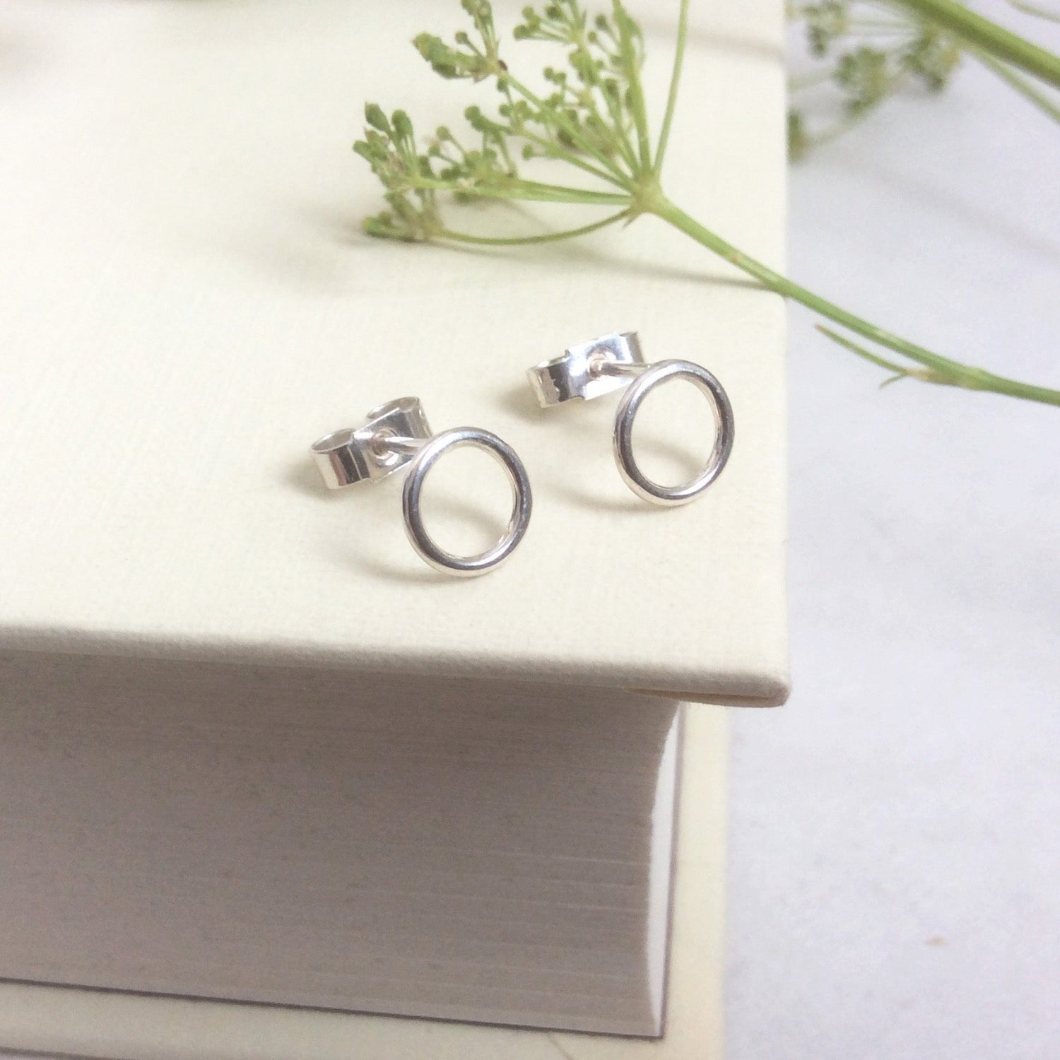 SILVER OPEN CIRCLE STUD EARRINGS - Genevieve Broughton