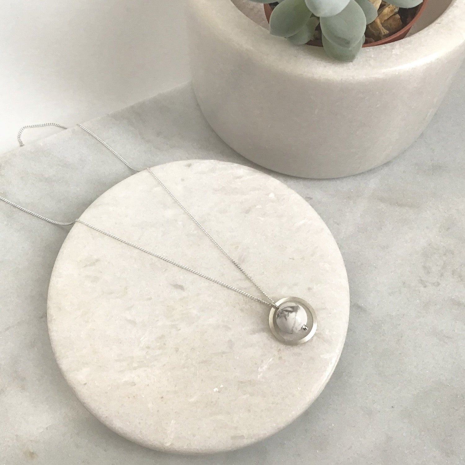 SILVER CIRCLE HOWLITE NECKLACE - Genevieve Broughton
