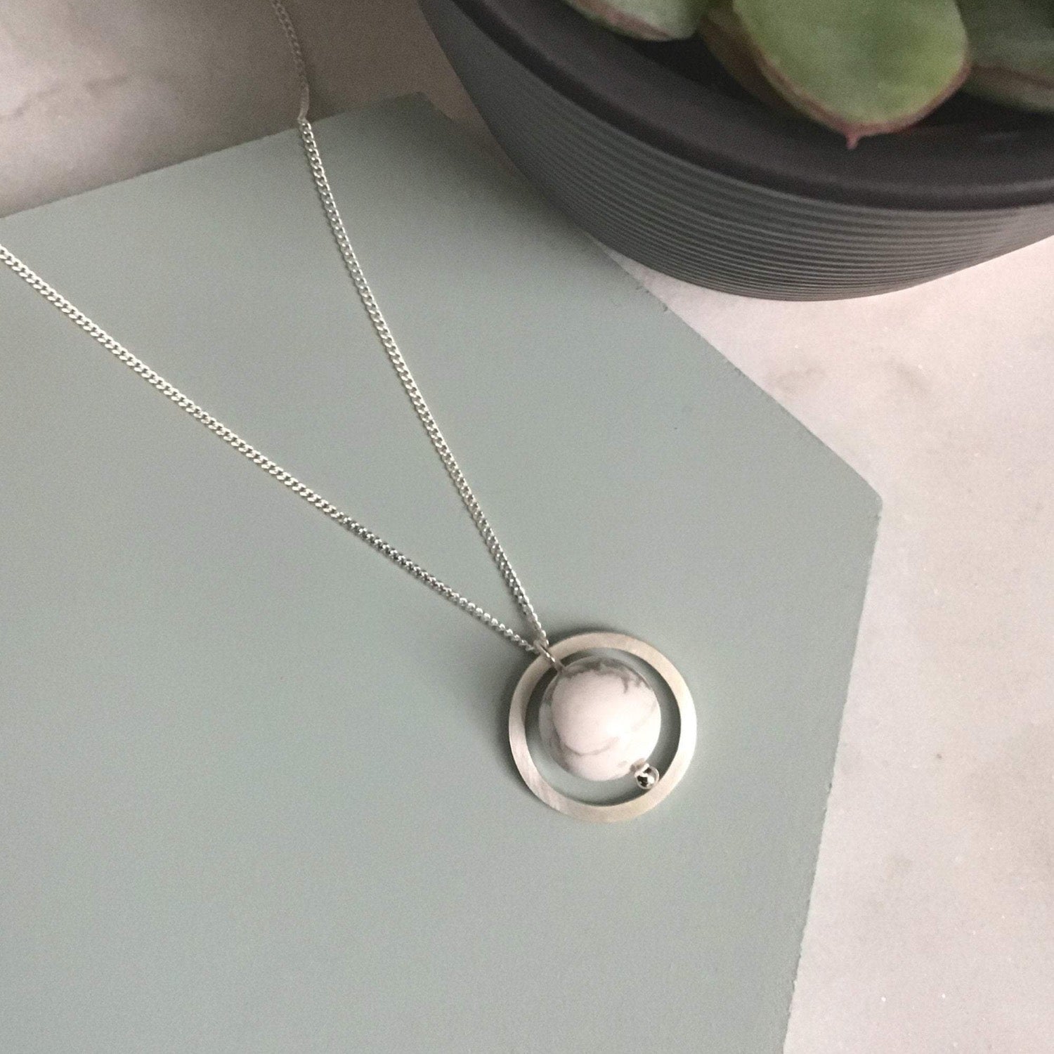 SILVER CIRCLE HOWLITE NECKLACE - Genevieve Broughton