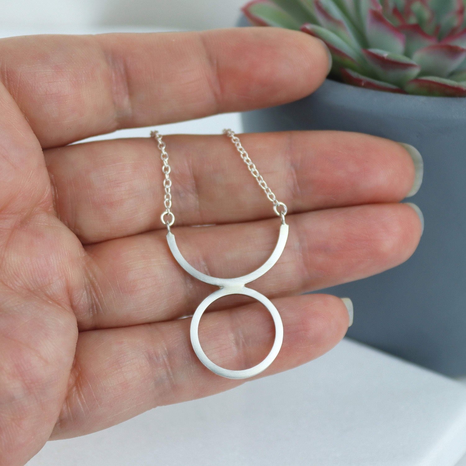 SILVER CIRCLE NECKLACE - Genevieve Broughton