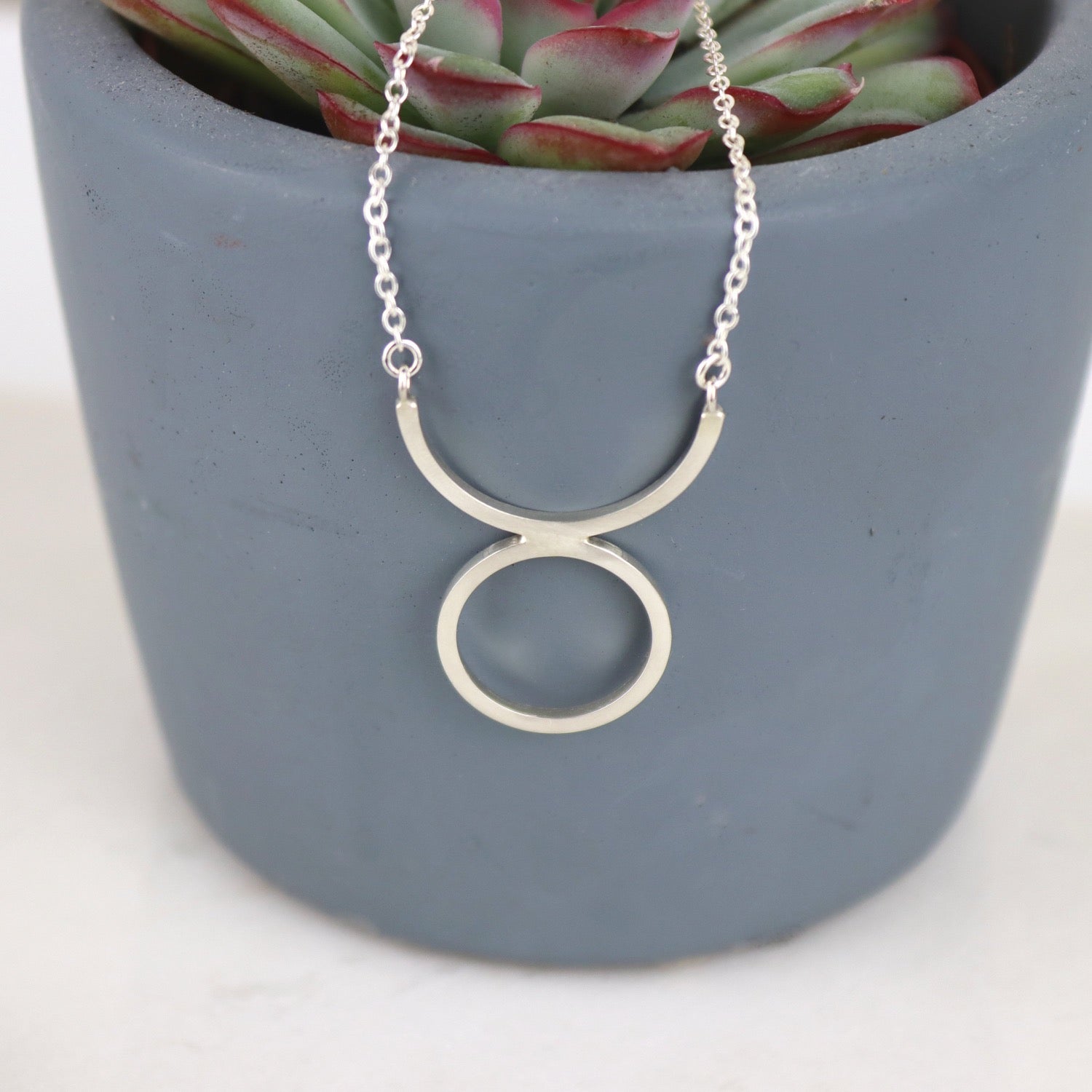 SILVER CIRCLE NECKLACE - Genevieve Broughton