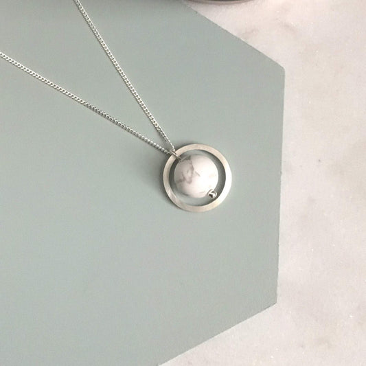 SILVER CIRCLE HOWLITE NECKLACE - Genevieve Broughton