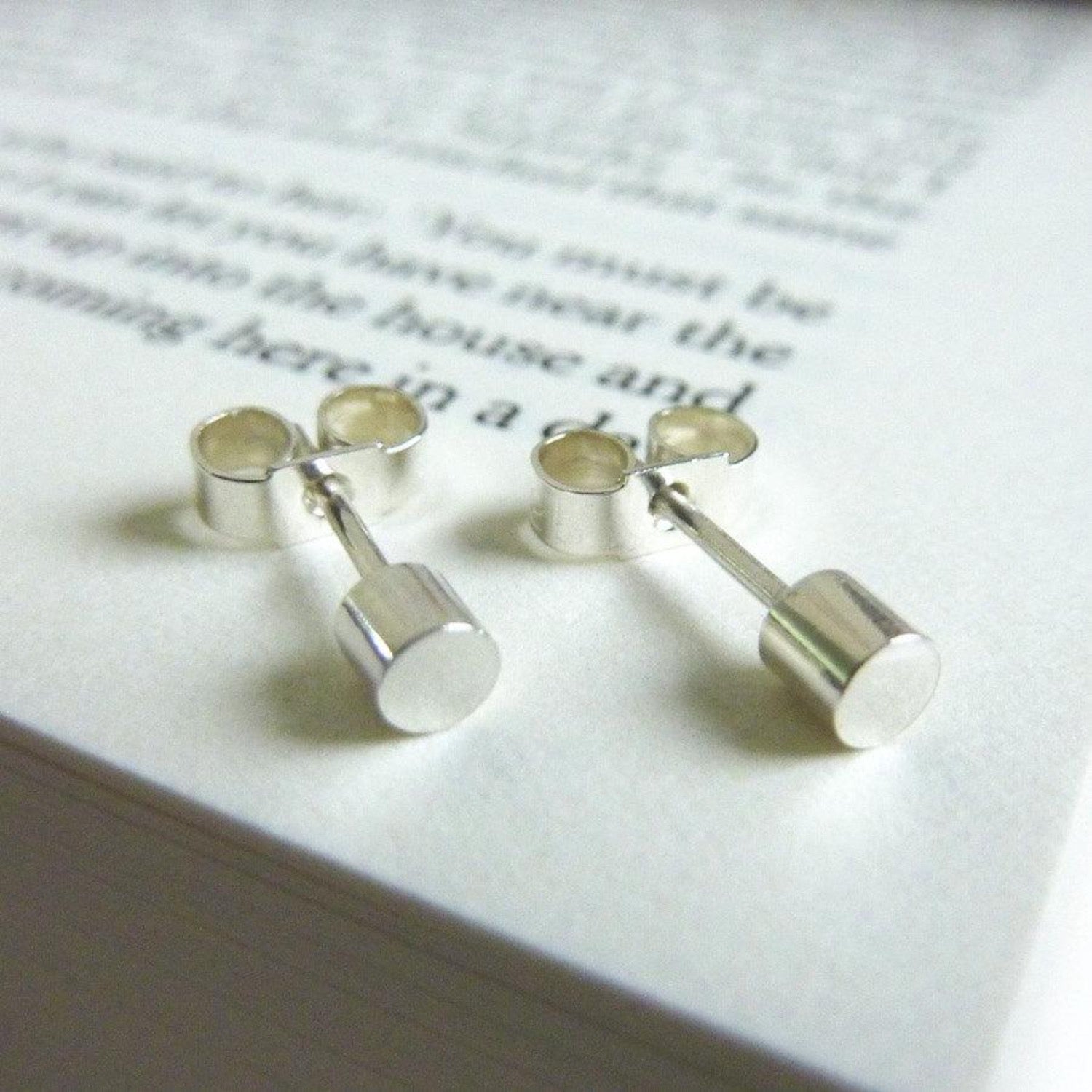 TINY SILVER DOT STUD EARRINGS - Genevieve Broughton
